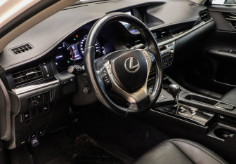 Подержанный автомобиль Lexus ES 2013 года (7 фото)