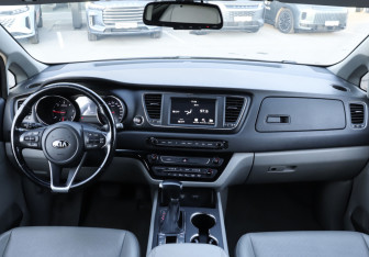 Подержанный автомобиль Kia Carnival 2019 года (12 фото)