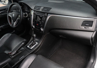 Подержанный автомобиль Suzuki Kizashi 2011 года (7 фото)