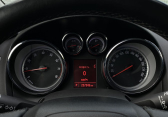 Подержанный автомобиль Opel Astra Hatchback 2012 года (22 фото)