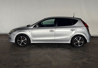 Подержанный автомобиль Hyundai i30 Hatchback 2010 года (8 фото)