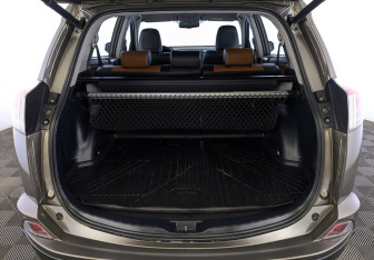 Подержанный автомобиль Toyota RAV4 2018 года (10 фото)