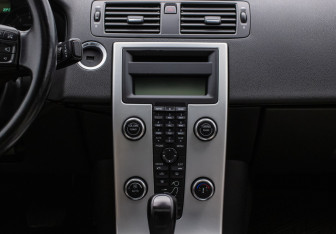 Подержанный автомобиль Volvo S40 2010 года (14 фото)
