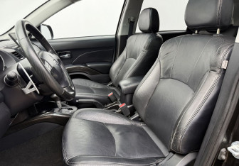 Подержанный автомобиль Mitsubishi Outlander 2007 года (10 фото)