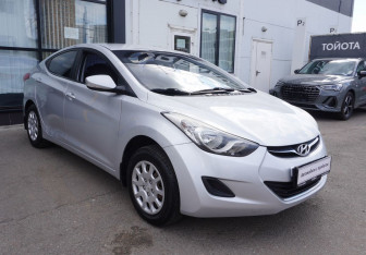 Подержанный автомобиль Hyundai Elantra Sedan 2011 года (3 фото)