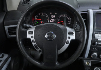 Подержанный автомобиль Nissan X-Trail 2011 года (10 фото)