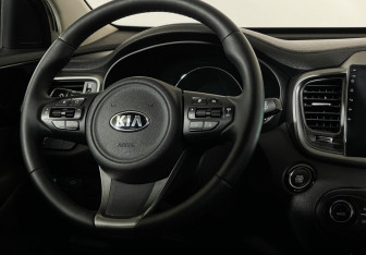 Подержанный автомобиль Kia Sorento 2016 года (14 фото)