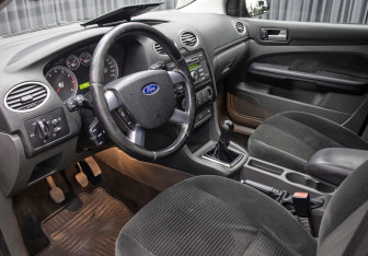 Подержанный автомобиль Ford Focus Sedan 2006 года (8 фото)