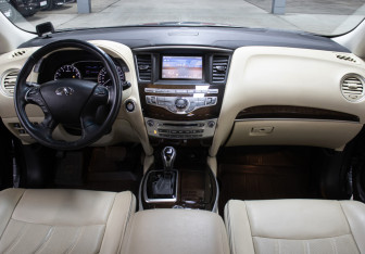 Подержанный автомобиль Infiniti QX60 2017 года (15 фото)