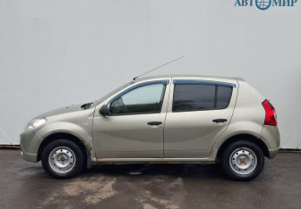 Подержанный автомобиль Renault Sandero 2011 года (8 фото)