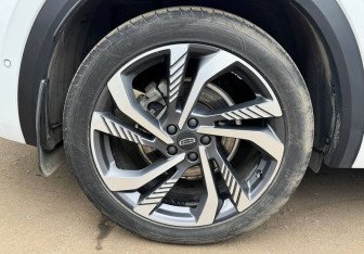 Подержанный автомобиль Geely Monjaro 2023 года (15 фото)