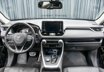 Подержанный автомобиль Toyota RAV4 2020 года (14 фото)