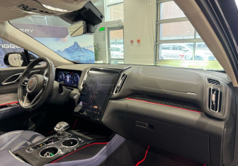 Подержанный автомобиль Hongqi HS3 2024 года (10 фото)