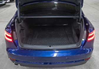 Подержанный автомобиль Audi A4 Sedan 2017 года (10 фото)