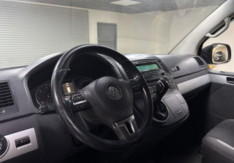 Подержанный автомобиль Volkswagen Multivan 2013 года (25 фото)