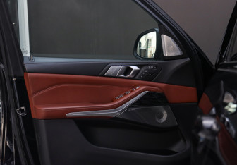 Подержанный автомобиль BMW X7 2021 года (25 фото)