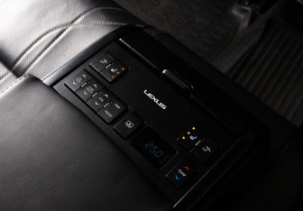 Подержанный автомобиль Lexus ES 2019 года (16 фото)