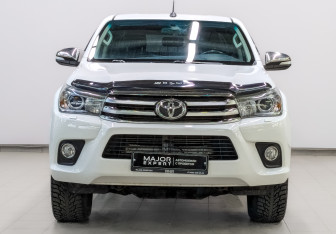 Подержанный автомобиль Toyota Hilux 2017 года (2 фото)