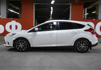 Подержанный автомобиль Ford Focus Hatchback 2011 года (8 фото)