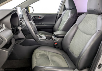 Подержанный автомобиль Toyota RAV4 2022 года (21 фото)
