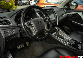 Подержанный автомобиль Mitsubishi Pajero Sport 2018 года (17 фото)