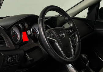 Подержанный автомобиль Opel Astra Hatchback 2011 года (13 фото)