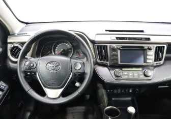 Подержанный автомобиль Toyota RAV4 2015 года (14 фото)