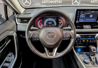 Подержанный автомобиль Toyota RAV4 2021 года (22 фото)