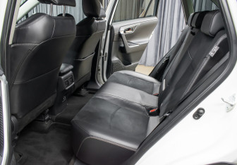 Подержанный автомобиль Toyota RAV4 2021 года (12 фото)