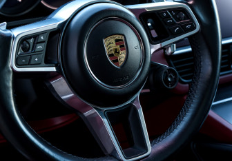Подержанный автомобиль Porsche Cayenne 2020 года (30 фото)