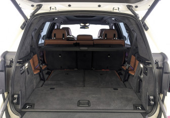 Подержанный автомобиль BMW X7 2023 года (10 фото)