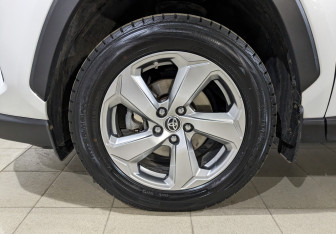 Подержанный автомобиль Toyota RAV4 2021 года (12 фото)