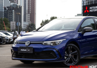 Подержанный автомобиль Volkswagen Golf Hatchback 2021 года (17 фото)