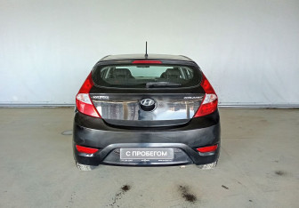 Подержанный автомобиль Hyundai Solaris Hatchback 2011 года (6 фото)