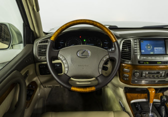 Подержанный автомобиль Lexus LX 2004 года (10 фото)