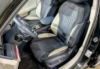 Подержанный автомобиль Hongqi HS5 2024 года (20 фото)