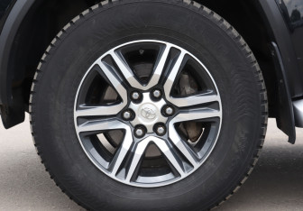 Подержанный автомобиль Toyota Fortuner 2021 года (18 фото)