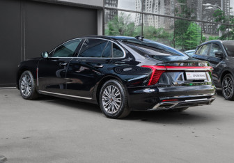 Подержанный автомобиль Hongqi H5 2024 года (6 фото)