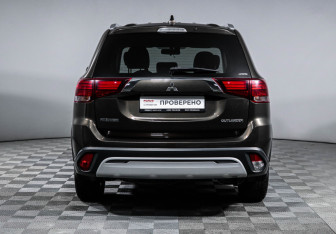 Подержанный автомобиль Mitsubishi Outlander 2019 года (6 фото)