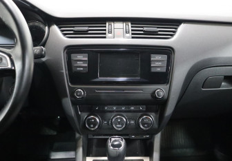 Подержанный автомобиль Skoda Octavia Liftback 2016 года (19 фото)