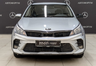 Подержанный автомобиль Kia Rio Hatchback 2021 года (2 фото)