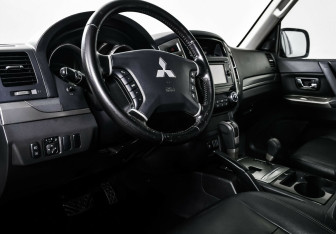 Подержанный автомобиль Mitsubishi Pajero 2015 года (10 фото)
