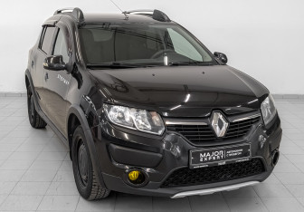 Подержанный автомобиль Renault Sandero 2017 года (3 фото)