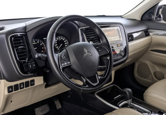 Подержанный автомобиль Mitsubishi Outlander 2019 года (15 фото)