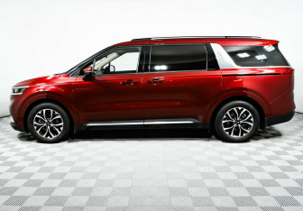 Подержанный автомобиль Kia Carnival 2021 года (3 фото)
