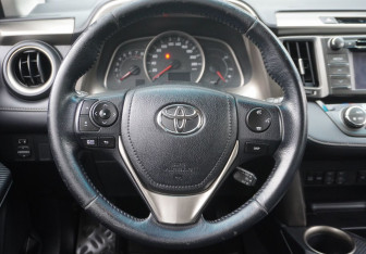 Подержанный автомобиль Toyota RAV4 2013 года (14 фото)