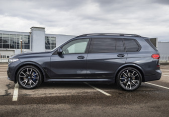 Подержанный автомобиль BMW X7 2021 года (10 фото)