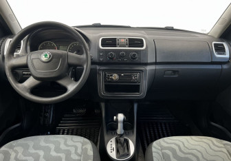 Подержанный автомобиль Skoda Fabia Hatchback 2010 года (12 фото)