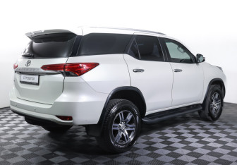 Подержанный автомобиль Toyota Fortuner 2022 года (5 фото)
