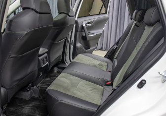 Подержанный автомобиль Toyota RAV4 2024 года (12 фото)